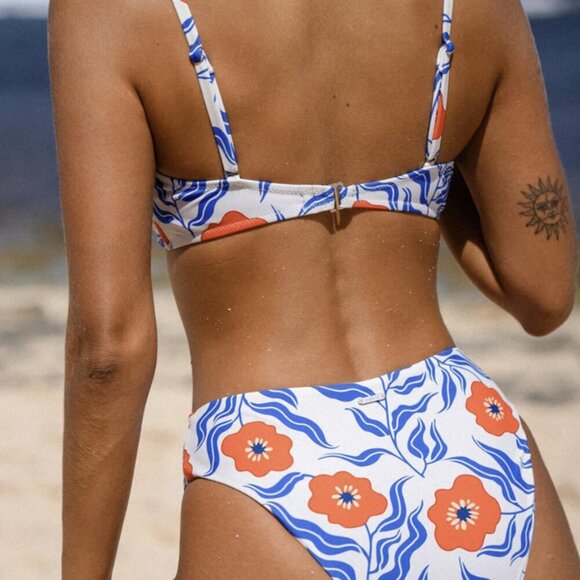 BERLOOK V Notch Floral Bikini Top ONLY 51 - Picture 6 of 10